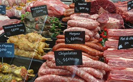 Edikio price tags in situ in a butcher shop